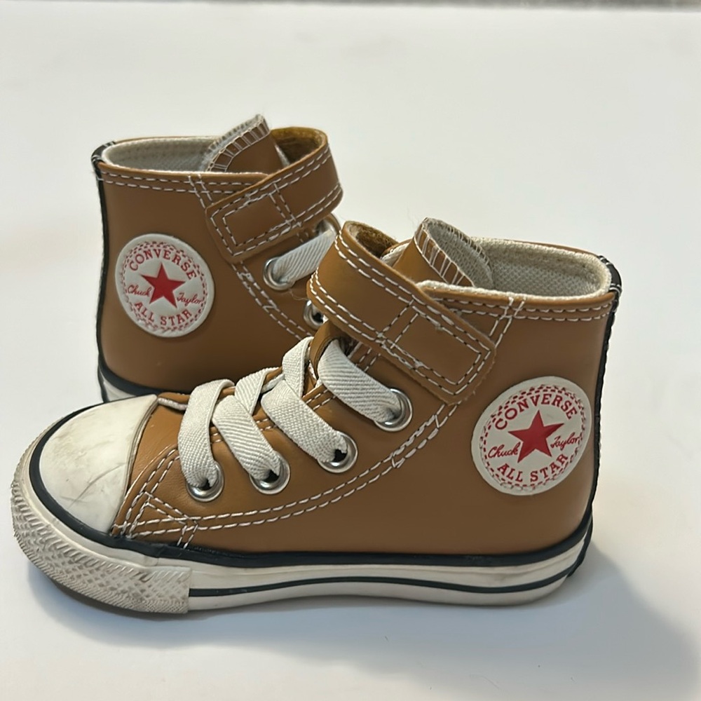 Kids converse. Barley worn. Size 5.